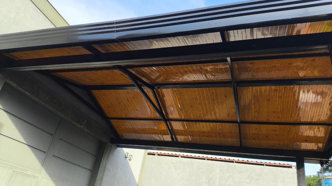 Estrutura metálica com telha forro amadeirada instalada